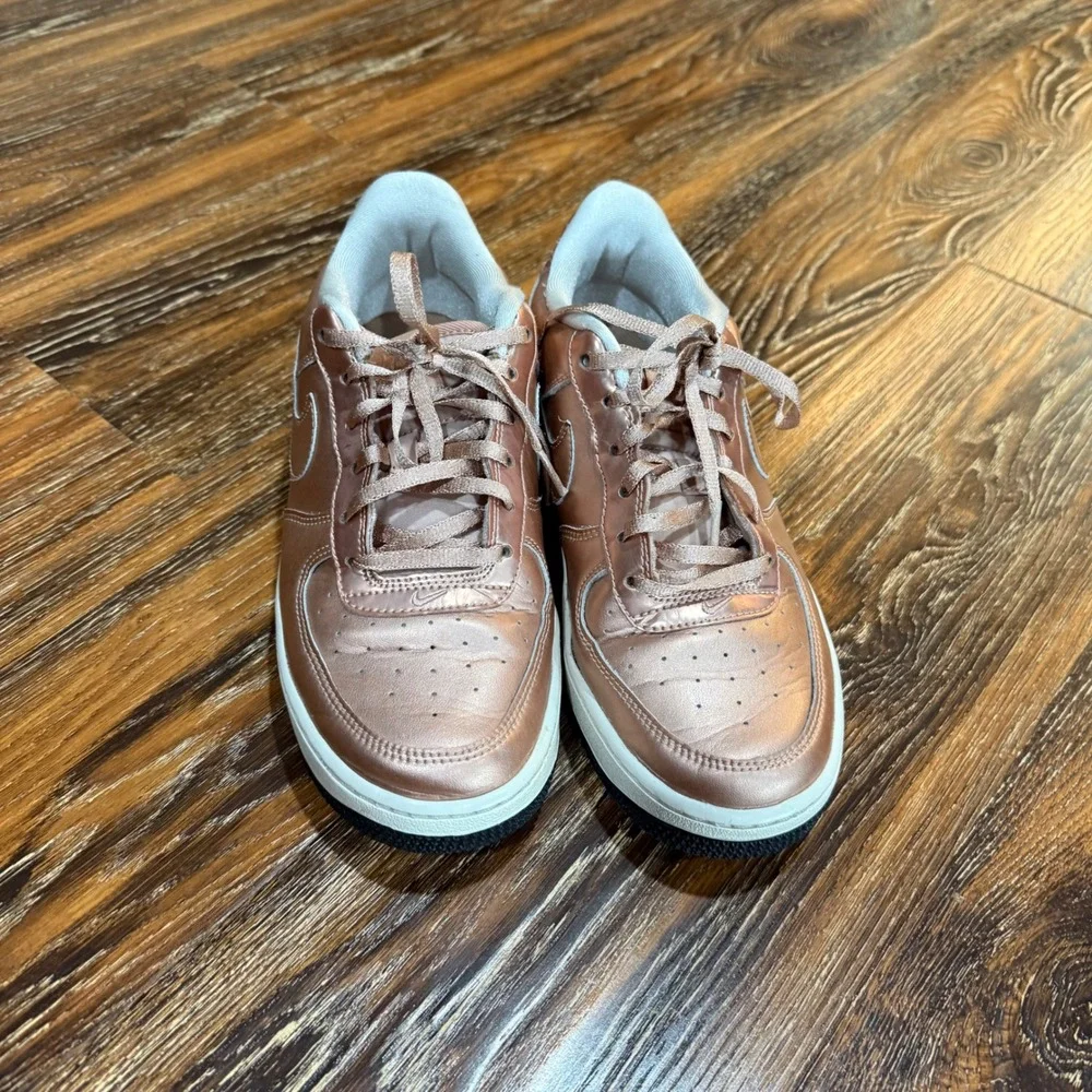 Nike Air Force 1 Low Kids Girls 6.5Y Rose Gold Metallic Sneaker 877083-901 Shoe
